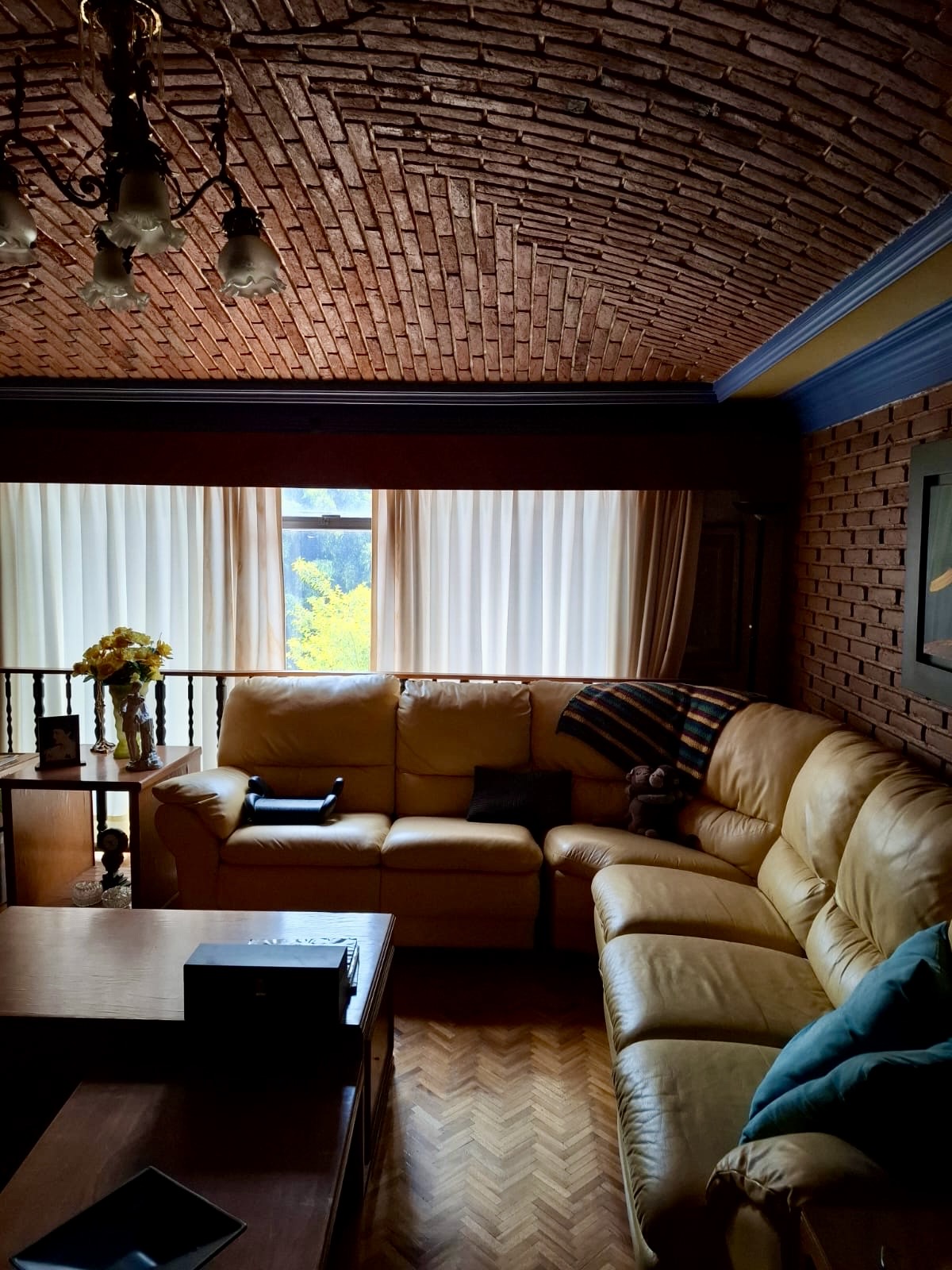 Sala con techo de bóveda catalana de ladrillo y candil de hierro